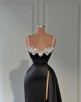 Fabuloso vestido de fiesta largo negro de corte A con tirantes y cristales, sin mangas y abertura